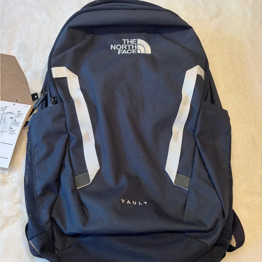 NWT Unisex The North Face Vault Navy Blue and White Backpack with Padded Straps - Picture 5 of 9
